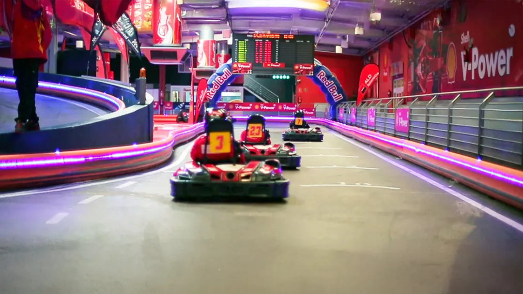 Karts en una pista compitiendo