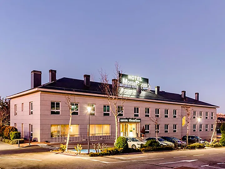 Hotel Monte Rozas exterior