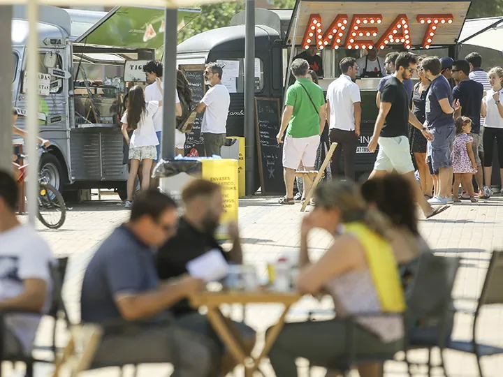 Imagen de personas comiendo en una terraza en Las Rozas