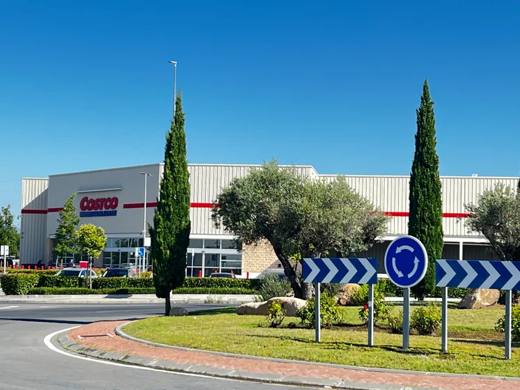Calle con diferentes comercios en Las Rozas
