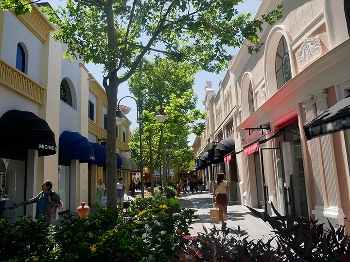 Imagen del interior del centro comercial Las Rozas Village