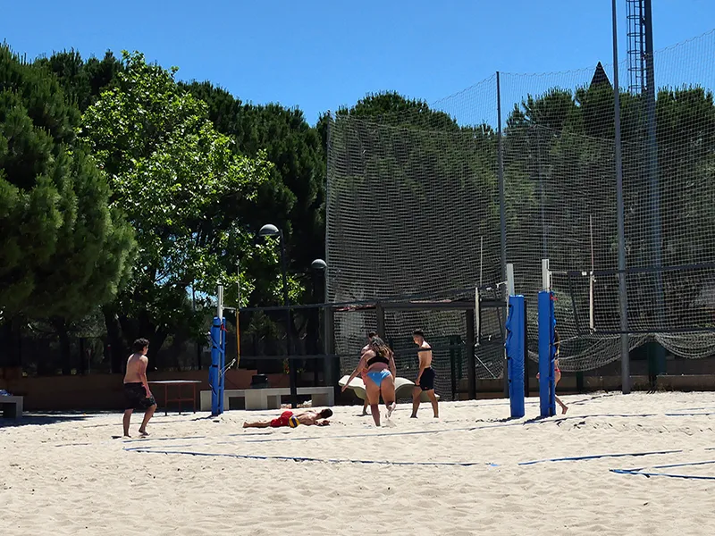 Grupo de personas jugando a Voley Playa en Las Rozas