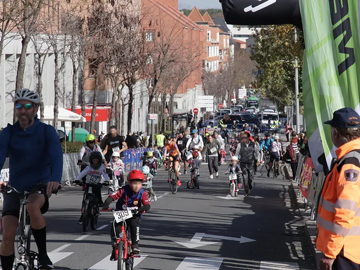 Grupo de personas montanto en bici en la Fiesta de la Bici en Las Rozas