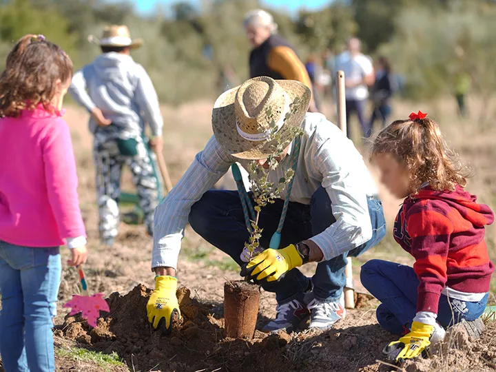 Grupo de personas en el evento de plantación familiar en otoño de Las Rozas