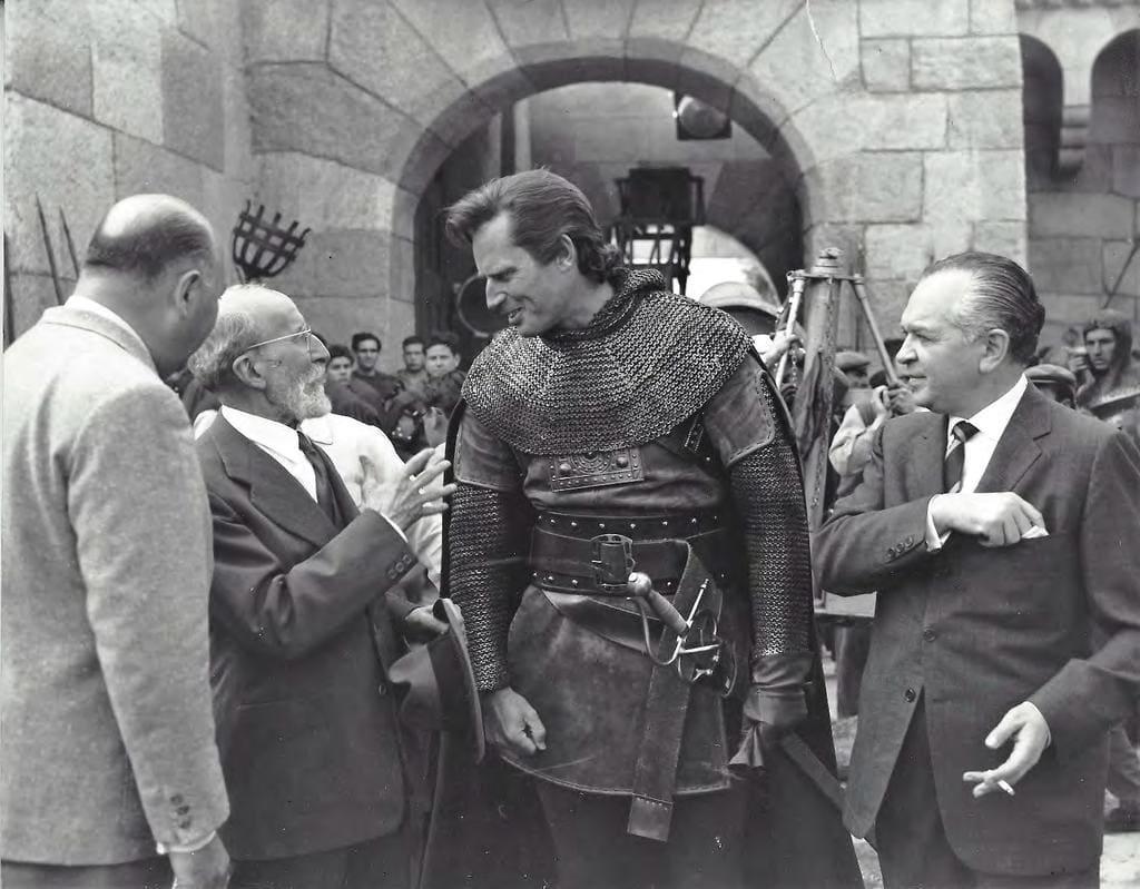 Samuel Bronston, a la derecha, junto a Jaime Prades, Menéndez Pidal, y Charlton Heston en el rodaje de El Cid.