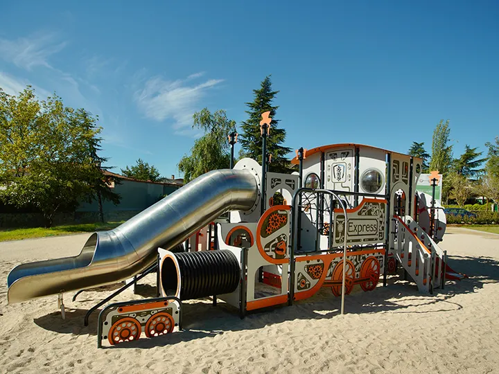 Imagen del Parque Infantil 1 de Mayo de Las Rozas con forma de locomotora
