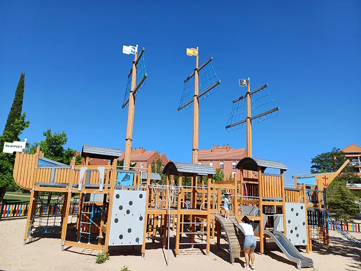 Parque Infantil con área de juego con forma de Barco Pirata