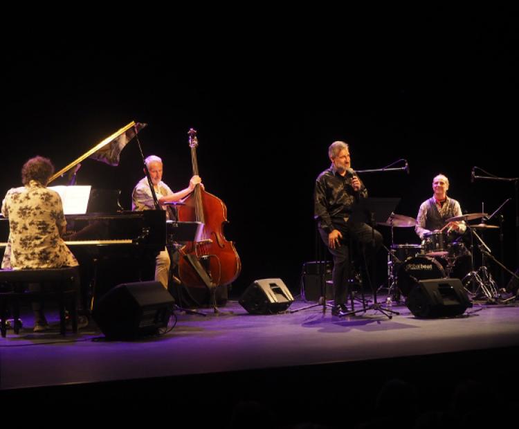 En tránsito: Homenaje a Joan Manuel Serrat