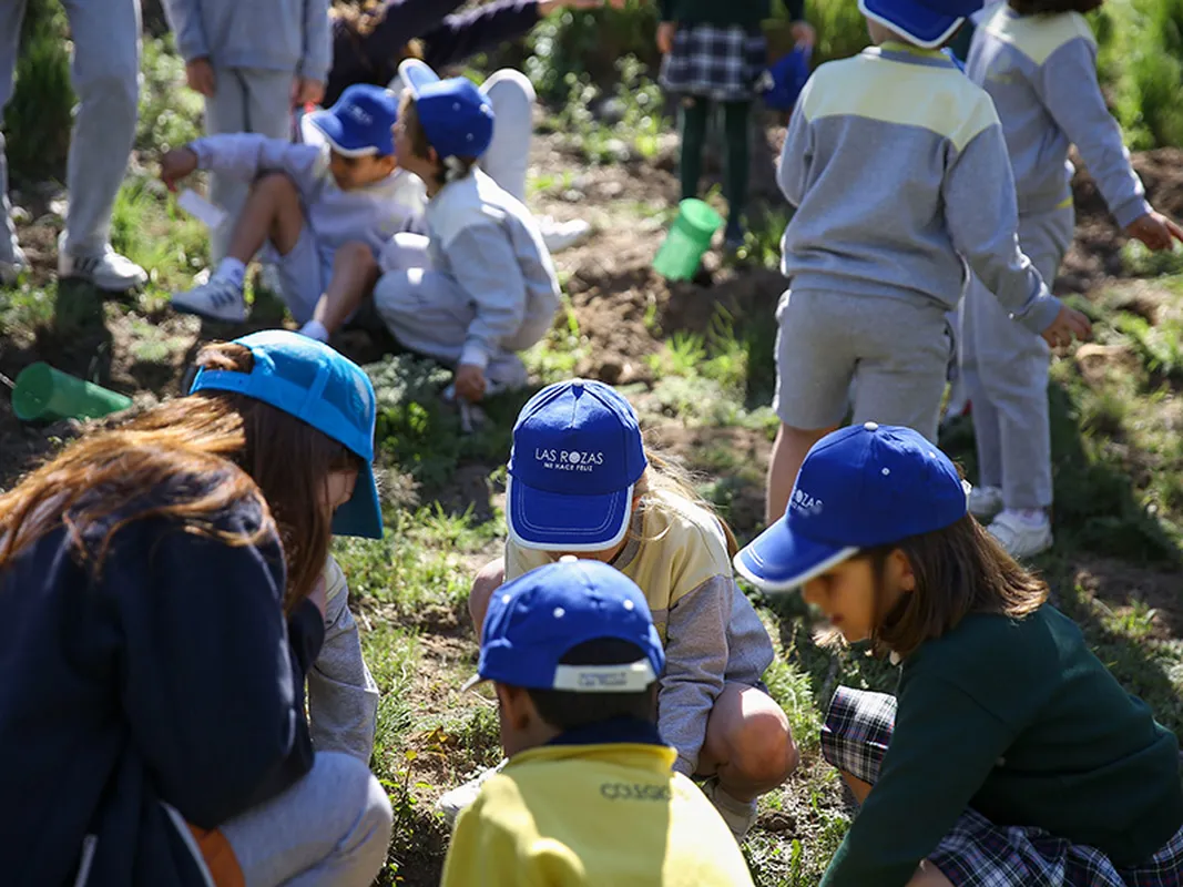 Niños en una clase de educación ambiental en La Talaverona